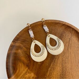 4/$15 White Acrylic Glitters Teardrop Dangling Earrings